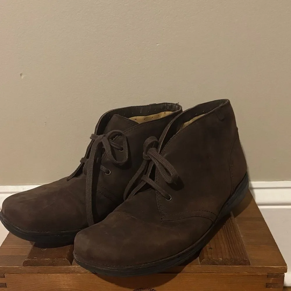 Clarks unstructured Brown Lace-Up Chukka Boots mens size 9.5